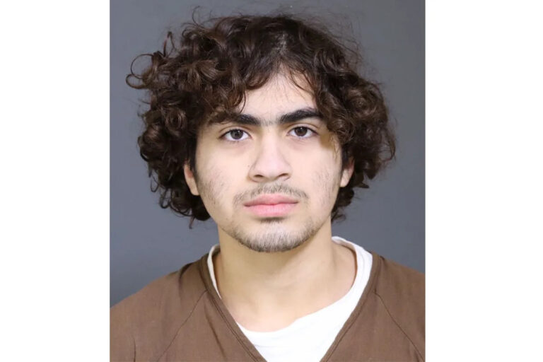 13-летний сын, обвиненный в нанесении удара по своей спящей маме 46 раз написал другу фотографию трупа, кровавое селфи