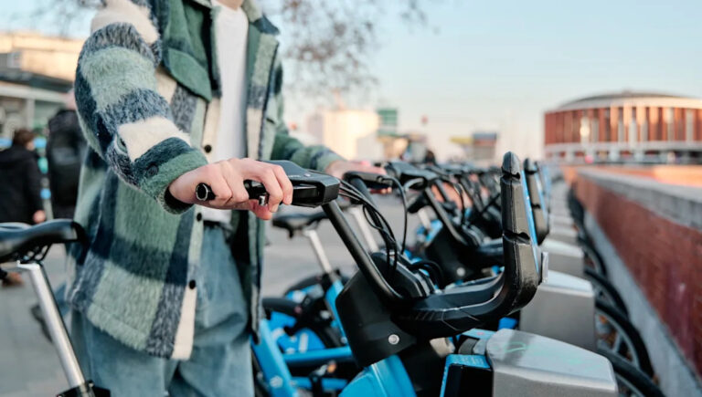 Чиновники запускают масштабную программу доставки электронных велосипедов — вот как это может повлиять на водителей в районах с большим трафиком.