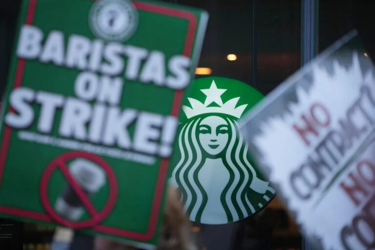 Работники Starbucks начали 65-этажную забастовку в США в День красного кубка