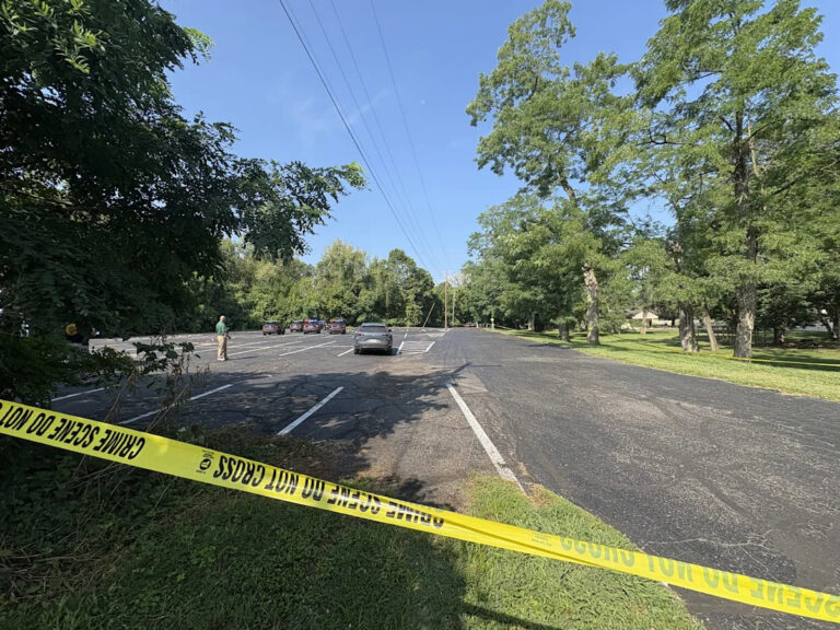 Угрожающе настроенный суд для Ньюарка, полицейского, расстрелянного в переполненном участке YMCA семьи округа Ликинг