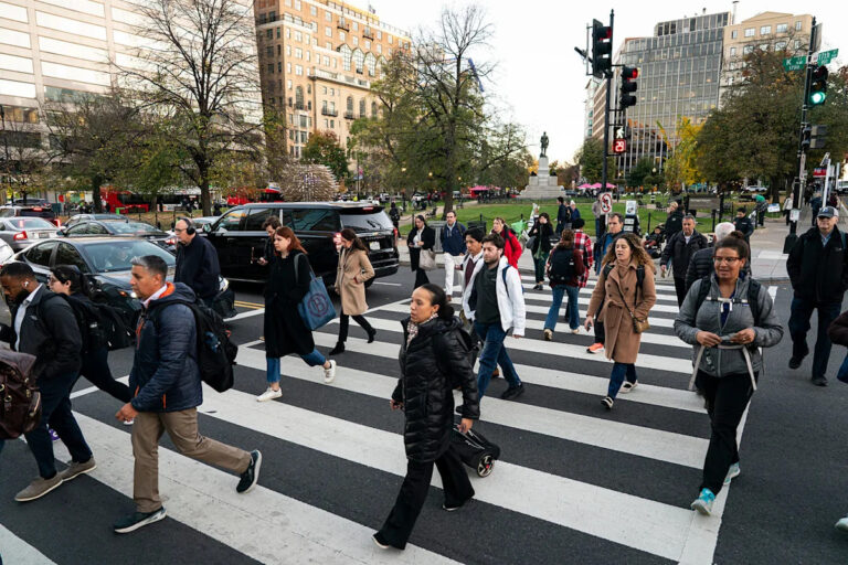 Уже шаткий рынок труда ослаб в октябре и ноябре, свидетельствуют отложенные федеральные данные