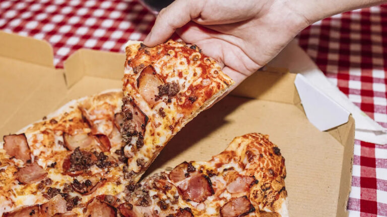 Ресторан во Флориде борется с инвазивными питонами с помощью бесплатной пиццы