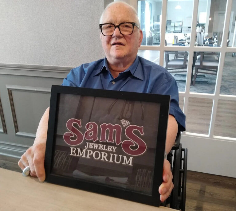 Владелец ювелирного магазина Sam’s Jewelry Emporium благодарит клиентов, поскольку магазин Akron готовится к закрытию.