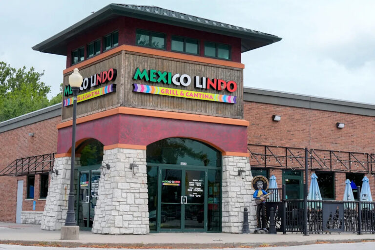 Министерство труда подало в суд на мексиканский ресторан в Айове, заявив, что он платил работникам меньше минимальной заработной платы