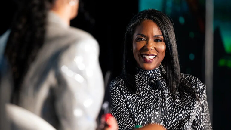 Познакомьтесь с доктором Джессикой Шепард, главным медицинским директором Hers, платформы Telehealth, которая делает планы лечения более доступными для женщин, страдающих перименопаузой и менопаузой.