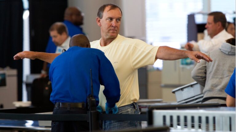 Путешественники столкнулись с серьезными задержками TSA в аэропортах Нью-Йорка, Ньюарка и Хьюстона