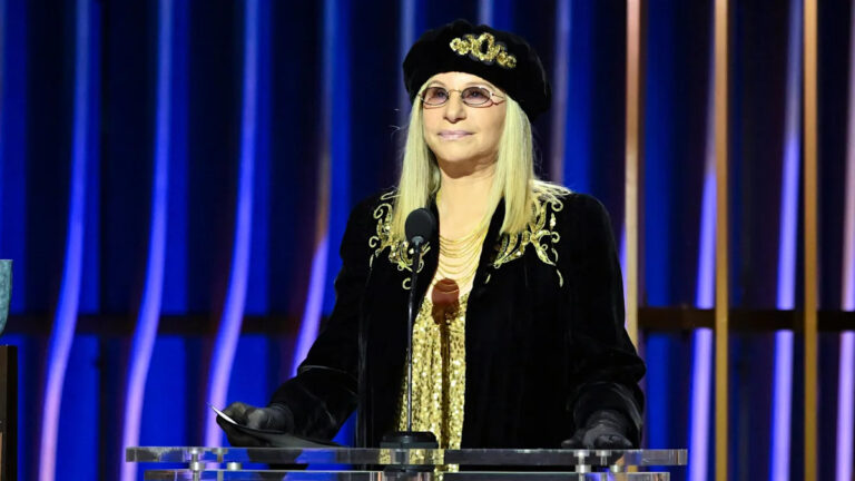 Барбра Стрейзанд вылетела в «смешной бальный зал» Трампа