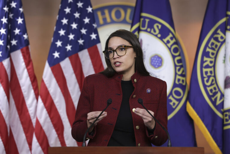 Бывший спортсмен NCAA официально бросил вызов AOC