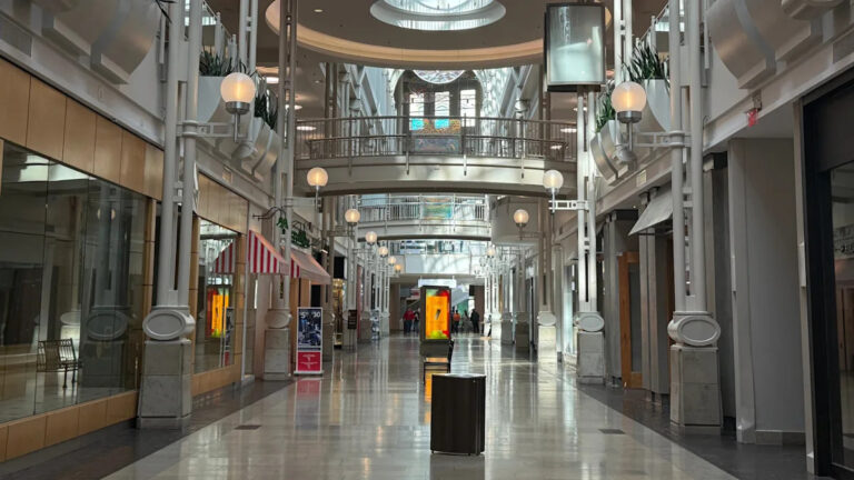 Некогда процветающий гигантский торговый центр в центре Индианы теперь грустный, пустынный и на последних ногах