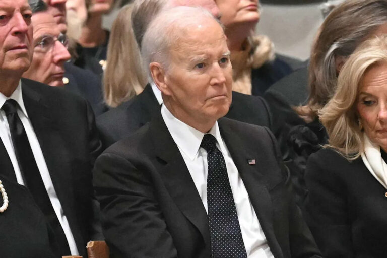 Джо Байден, который недавно позвонил в колокол для лечения рака, публично появляется на 83-й день рождения для похорон Дика Чейни