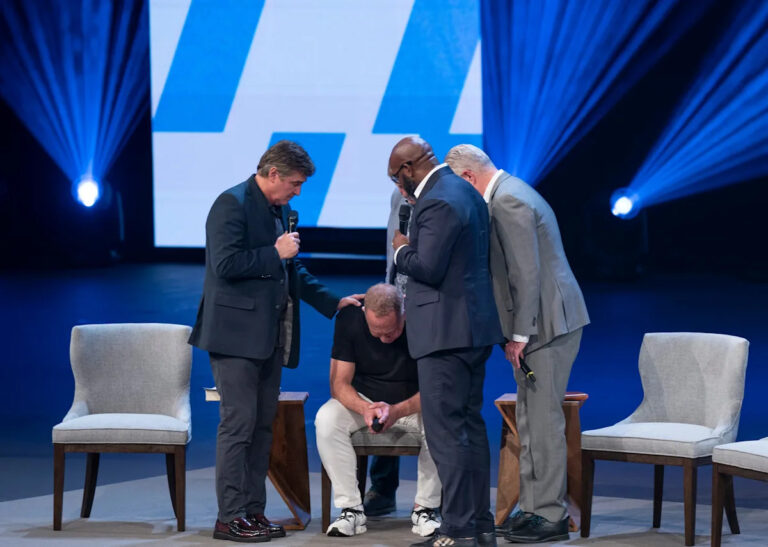 В отсутствие Кирка конференция World Outreach Church приняла смелую теологию.