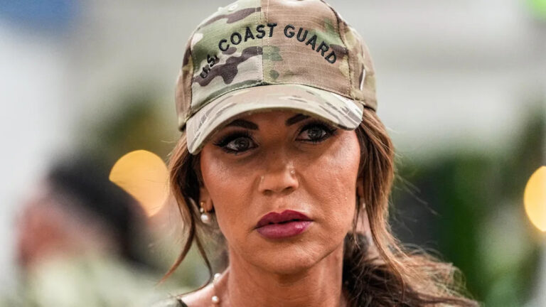 Аэропорт возвращается в MAGA-послание ICE Barbie с ярким желтым предупреждением