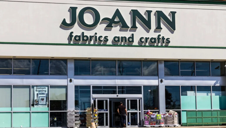 Бывший сотрудник JoAnn Fabrics вызвал возмущение тревожным откровением о закрытии магазинов: «Это должно быть незаконно»