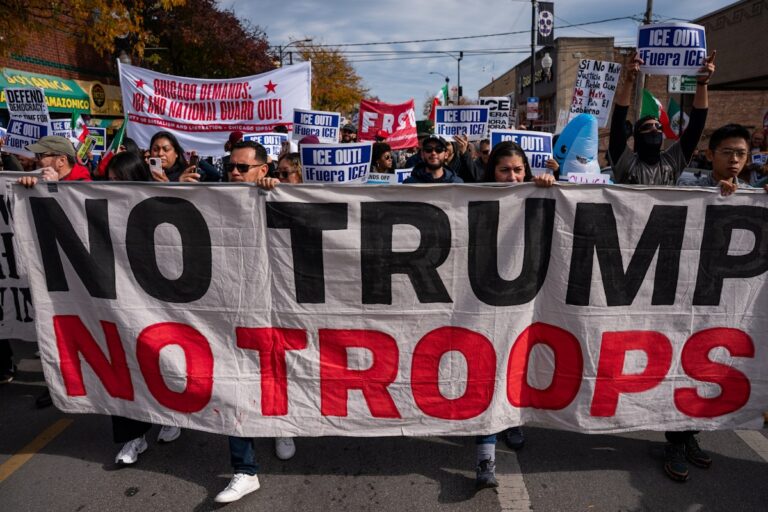 Федеральные агенты врезались в автомобиль женщины, вытащили ее за ноги