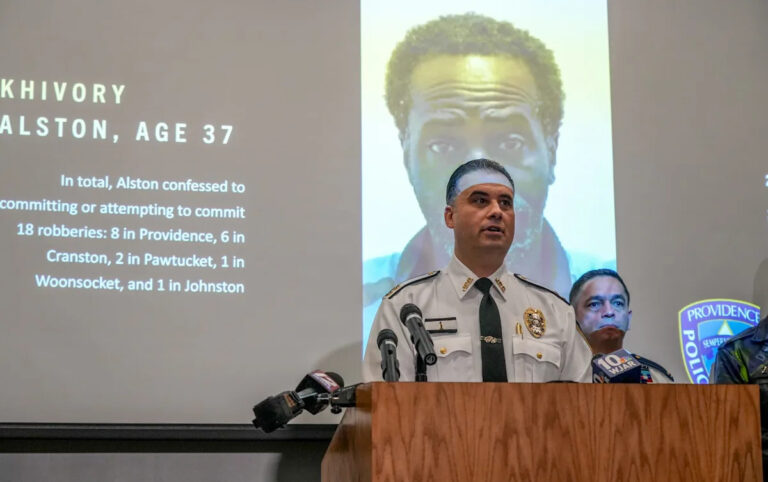 Водитель доставки обвиняется в 6-летнем вооруженном ограблении по всей РИ