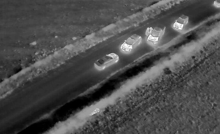 2 арестованы после бегства полиции через государственную границу, достигнув 150 миль в час на И-25