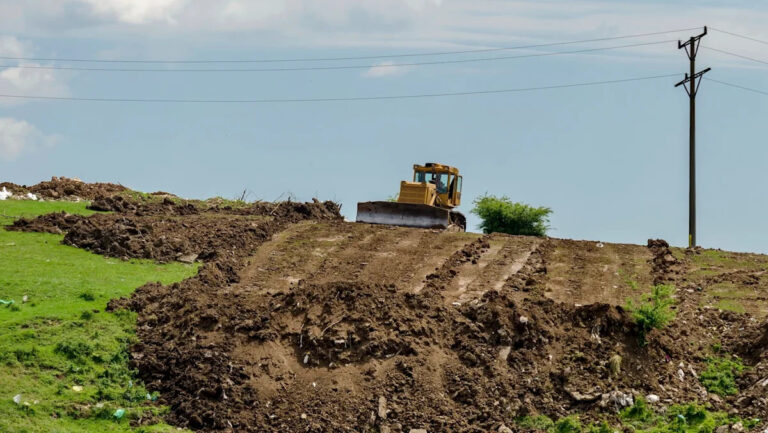 Пара сталкивается с тюрьмой, крупным штрафом после бульдозера над национальным парком, чтобы построить новый дом: «Десятки людей поднялись на место и предупредили их».