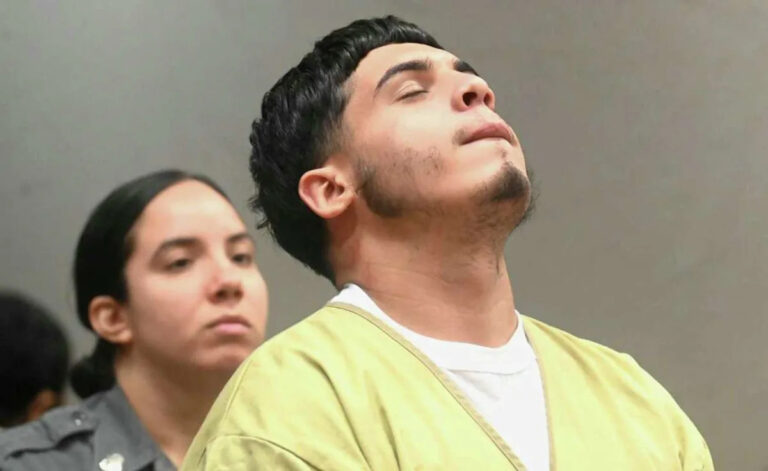 Мужчина, обвиняемый в крушении в Уэтерсфилде, в результате которого погибли два пассажира, приостановил действие лицензии, сообщает полиция.