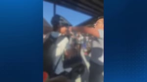 Видео показывает арестованного профессора UCF смак шлема с подростка e-bike всадника