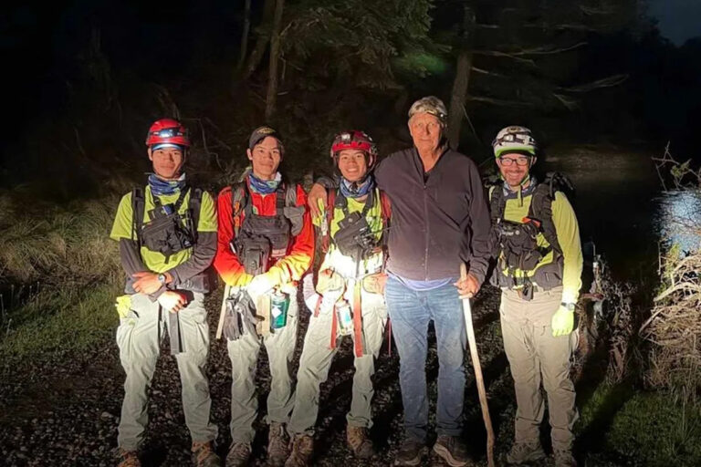 Пропавший мужчина написал жене, что его телефон умер во время похода на гору.