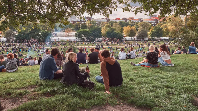 Власти ввели запрет на общее поведение в общественных местах: «Удачи с этим»