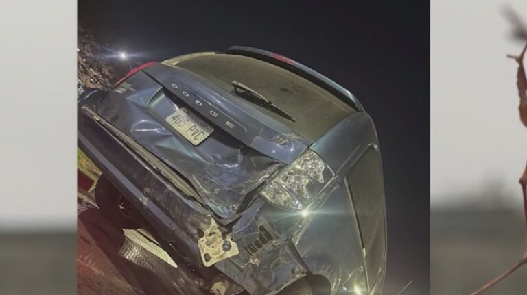 Семья потрясена после того, как в результате аварии в Оверленд-парке фургон был полностью уничтожен