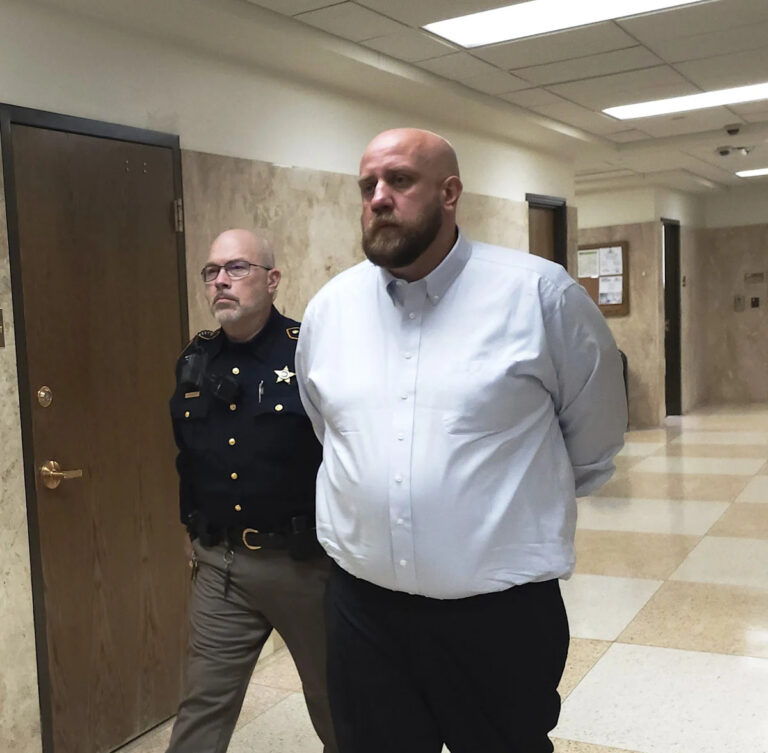 Мужчина, использующий защиту от «ковидного психоза», начинает испытательный срок в 2020 году