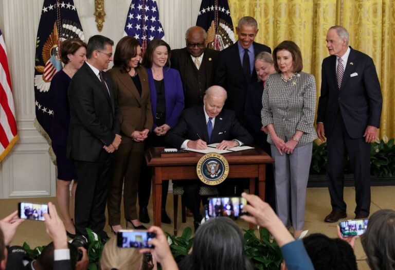 Американцы, ожидающие субсидий Obamacare, откладывают или прекращают медицинское страхование