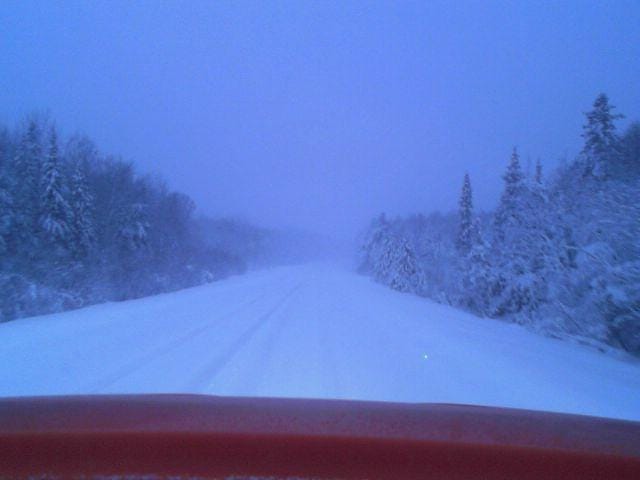 Тысячи людей не имеют электричества во время снежной бури.