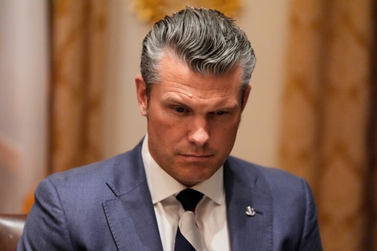 Военные нанесли 4 удара по лодке с наркотиками в Карибском бассейне 2 сентября, заявил американский чиновник