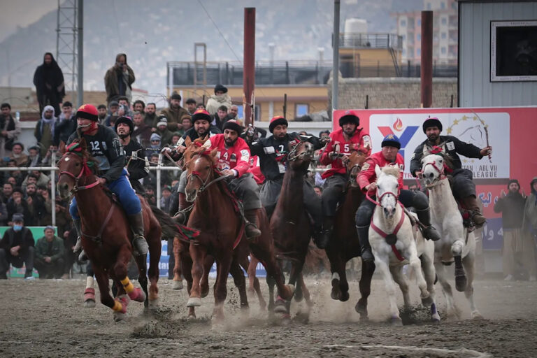Фотографии традиционного турнира по бузкаши в Афганистане под Кабулом