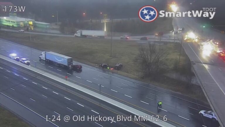 2 погибших после аварии на И-24 возле линии округа Резерфорд; полиция метро ищет водителя, который сбежал