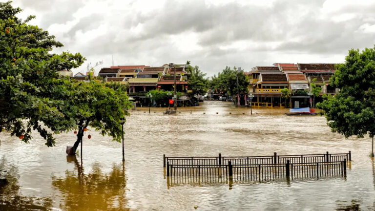 Смертельное наводнение оставило тысячи людей в затруднительном положении, и почти 100 человек погибли в результате сильных дождей: «Мы никогда не испытывали этого».