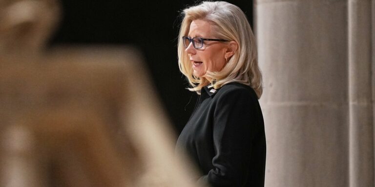 Лиз Чейни сбежала от Трампа и MAGA во время похорон отца