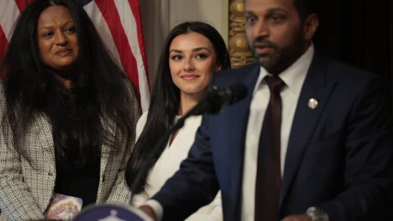 Директор ФБР Кэш Патель сталкивается с растущей критикой после того, как девушка, как сообщается, использовала самолет ФБР.