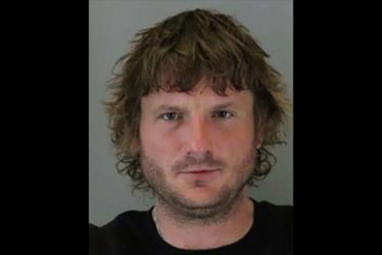 Осужденный серийный убийца набросился на судью S.F., который приказал держать его под стражей