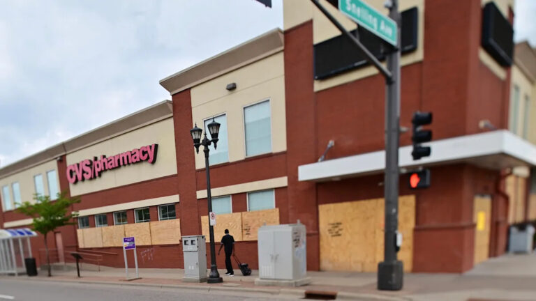 Жители призывают Сент-Пол снести вакантный CVS Midway