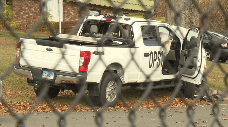 1 человек пострадал после того, как пикап аэропорта врезался в дерево в Нью-Хейвене