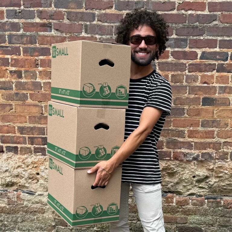 Как этот молодой человек помогает студентам, учителям в Кливленде, штат Северная Каролина