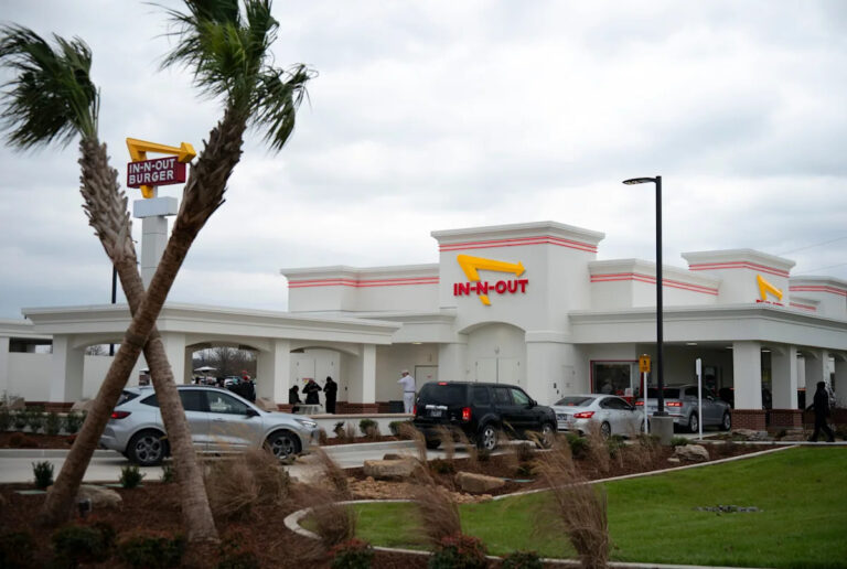 Калифорнийская «аура» In-N-Out приземляется в Нэшвилле, фанаты разбиваются лагерем, летят в город.