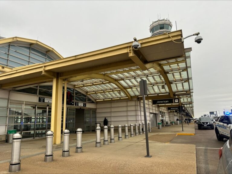 Пассажиры аэропорта Рональда Рейгана готовятся к поездке после Рождества в преддверии зимней погоды