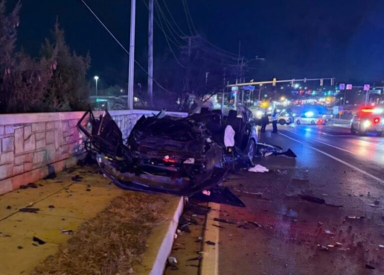 2 человека госпитализированы после аварии на 3 автомобилях в округе Монтгомери