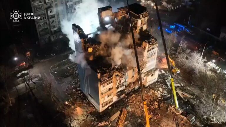 Спасатели продолжают извлекать тела из-под завалов через несколько дней после смертельного нападения России на западную Украину