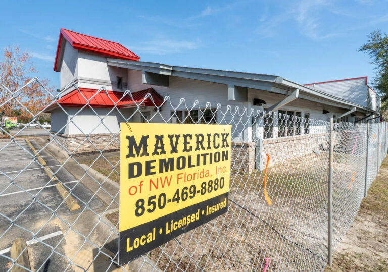 Снос начинается на старом здании Мугшотс в Пейс.