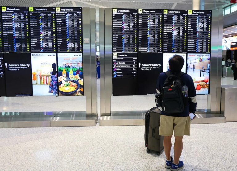 Разочарованные путешественники застряли, так как более 1000 рейсов в выходные дни через аэропорт Ньюарка отменены, задержаны