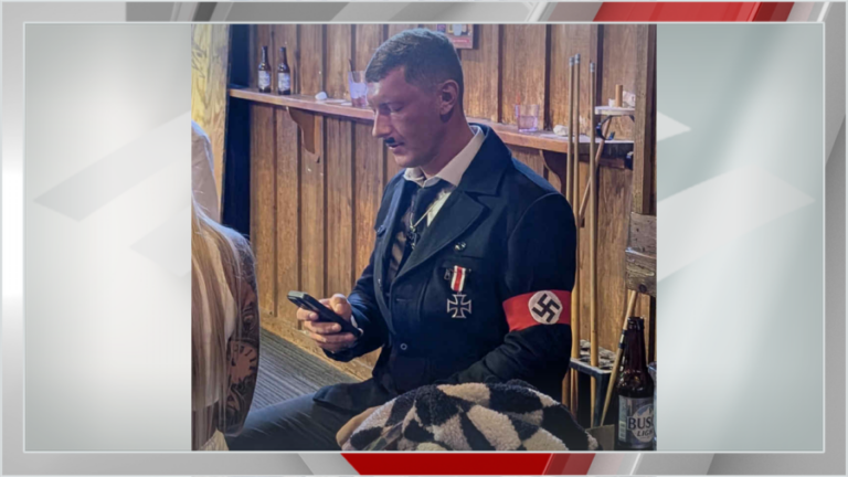 Еврейская федерация осудила нацистский костюм в баре Клайва, тренер Дрейка уволен