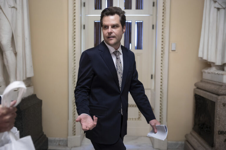 В докладе подробно рассказывается, как несовершеннолетняя бездомная девушка якобы занималась сексом с Мэттом Гаетцем за деньги, чтобы купить брекеты.