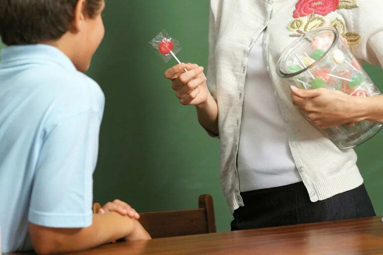 Мама ответила на ответную реакцию в Интернете из-за вирусной почты, критикующей учителя за то, что он подарил дочери конфеты