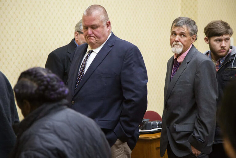 Бывший офицер округа Вашингтон выступает в суде по делу об убийстве