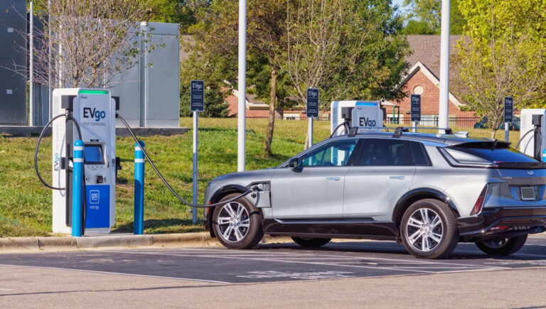 Водители возмущены тенденцией на зарядных станциях электромобилей: «Это может быть довольно дорого»